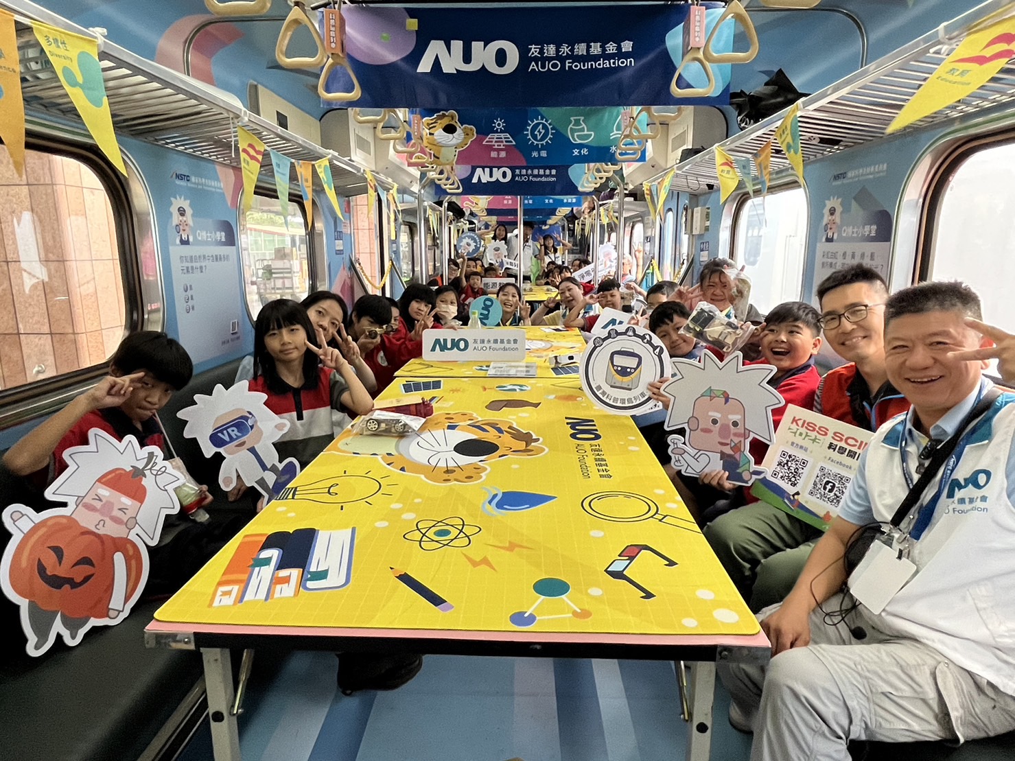28圈永續基金會參與「臺灣科普環島列車」，設計基礎科學車廂課程，以「淨零碳排和永續能源」為主題，讓學生透過創意實驗認識淨零知識，以及思考生活中的減碳行為