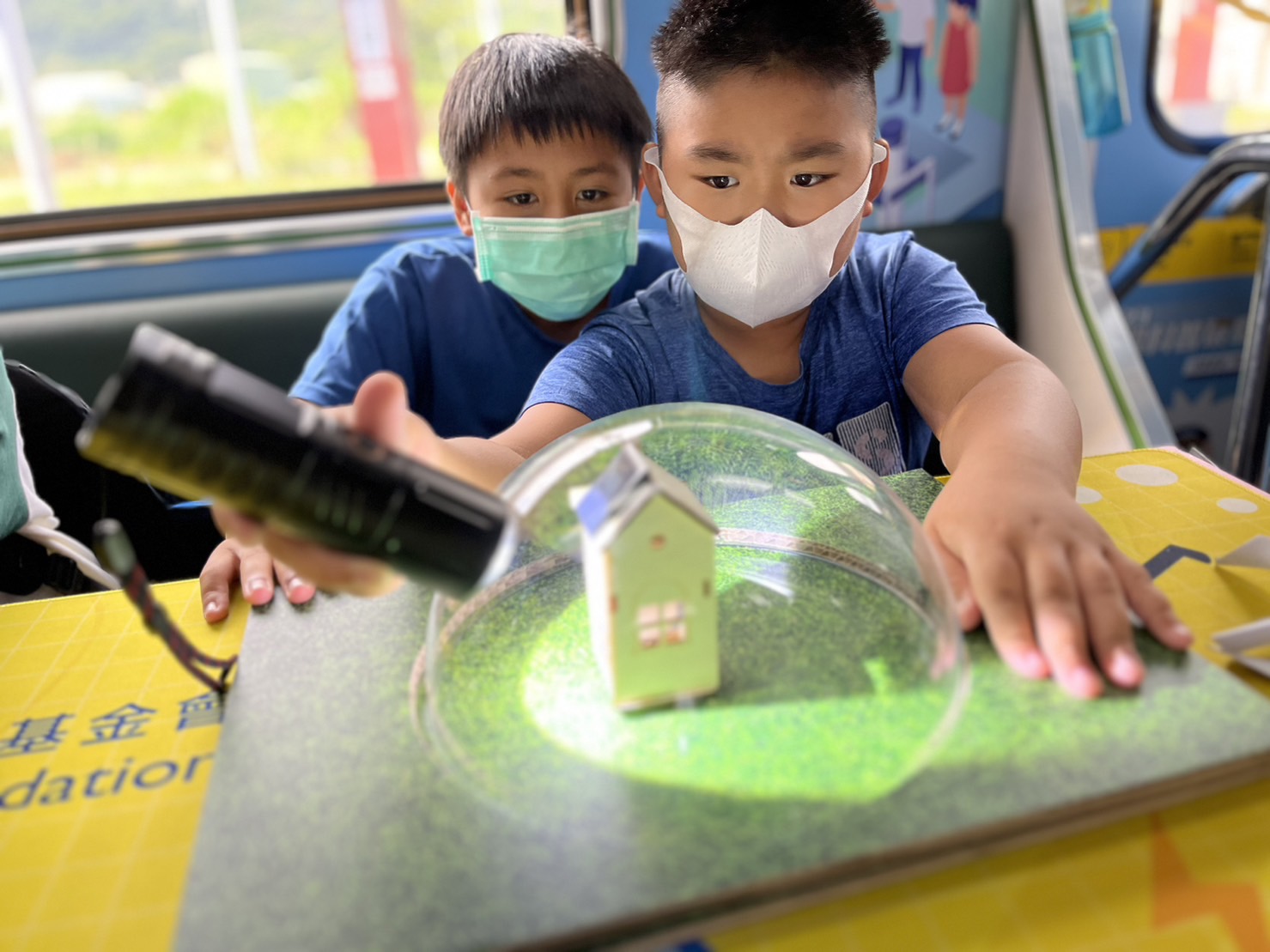 28圈參與基礎科學主題車廂，以STEAM教學精神，設計「逐日科學家」、「太陽能工程師」以及「淨零建築師」三大能源科普課程和實驗