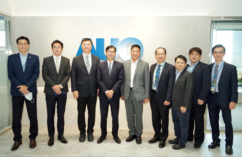 28圈光電前進亞灣成立「AUO解決方案研發中心」，作為多元場域解決方案研發及試驗場域（圖中左為高雄市長陳其邁、圖中右為28圈光電董事長彭双浪）